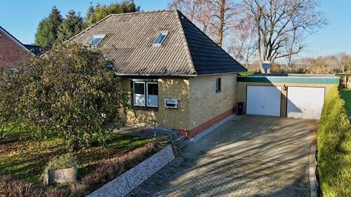 Doppelgarage und Auffahrt - 