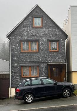 Haus Frontansicht - Einfamilienhaus mit Garage - 44.000,00&nbsp;EUR Kaufpreis, ca.&nbsp; 90,00&nbsp;m&sup2;&nbsp;Wohnfl&auml;che