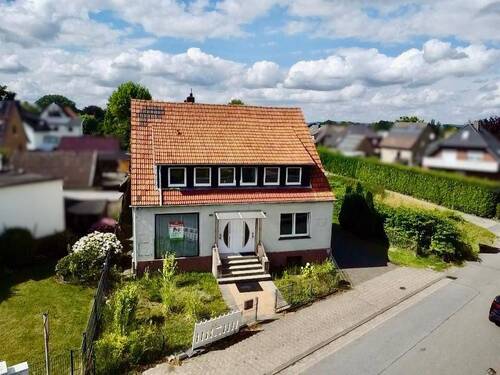 Vorderansicht - Vielseitiges Einfamilienhaus mit Betriebseinheit, Ausbaupotenzial und großem Garten