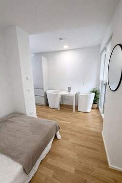 SCHLAFBEREICH + TISCH - 1 Zimmer Etagenwohnung in München