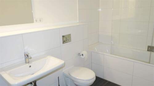 Modernes Bad mit Wanne - 