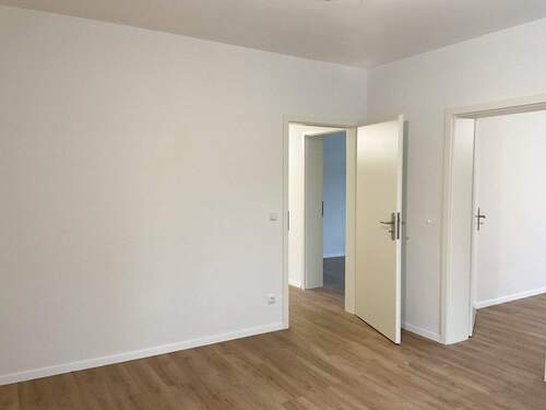 Zimmer 4 mit Durchgang zum WZ - 