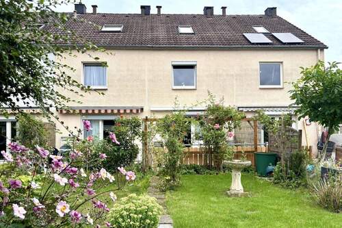 Ansicht vom Garten im Sommer - 5 Zimmer Reihenmittelhaus zum Kaufen in Lübeck