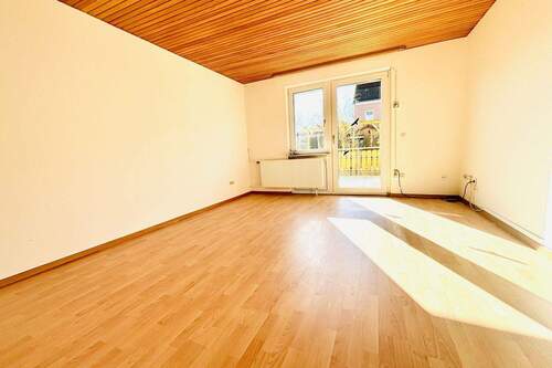 Wohnzimmer mit Zugang zum Garten - 