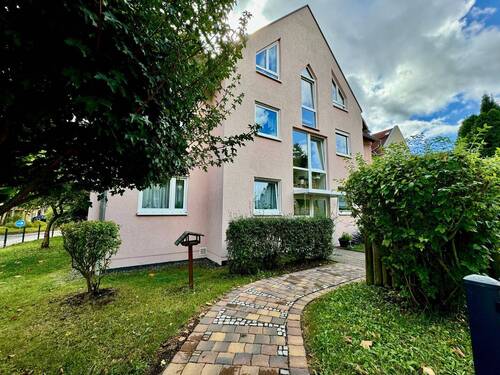 Außenansicht1.jpeg - Sehr schöne Wohnung zur Selbstnutzung oder Vermietung: Frisch renovierte 2-Raum-Wohnung mit privater Terrasse in ruhiger Lage von Rudolstadt-Volkstedt