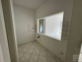 Küche mit Blick ins Wohnzimmer - Etagenwohnung mit 47,80 m² in Rudolstadt zum Kaufen