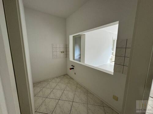 Küche mit Blick ins Wohnzimmer - Etagenwohnung mit 47,80 m² in Rudolstadt zum Kaufen