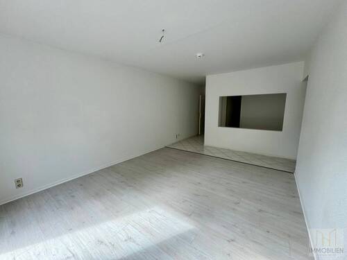 Wohnzimmer mit Blick auf die Küche - 