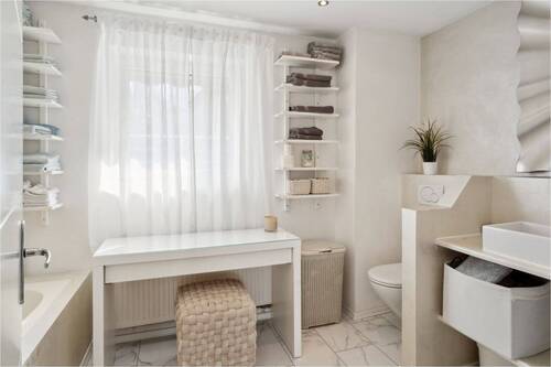 Badezimmer mit Badewanne - 