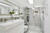 Badezimmer mit Dusche - 