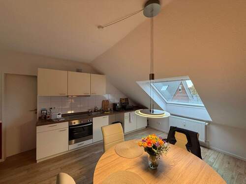 Moderne Küche mit Essplatz - Ruhig gelegene und Renovierte 3-Zimmer Wohnung