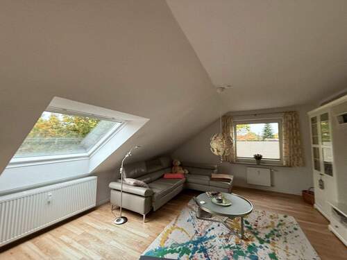 Helles Wohnzimmer mit Sofa - 2 Zimmer Etagenwohnung zur Miete in Winsen