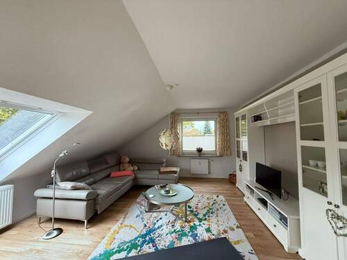 Helles Wohnzimmer mit Balkon - 2 Zimmer Etagenwohnung in Winsen