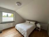 Helles Schlafzimmer mit Fenster - 