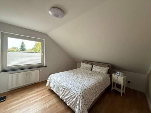 Helles Schlafzimmer mit Fenster - 