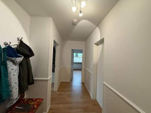 Moderner Flur mit Holzboden - 