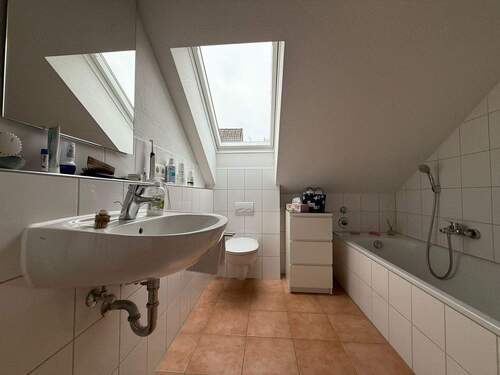 Bad mit Dusche und Wanne - 