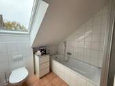Helles Badezimmer mit Badewanne - 