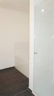 Bad mit Wanne und Dusche - 