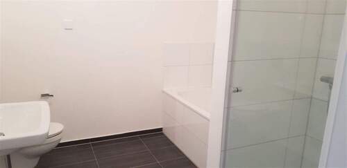 Bad mit Wanne und Dusche - 