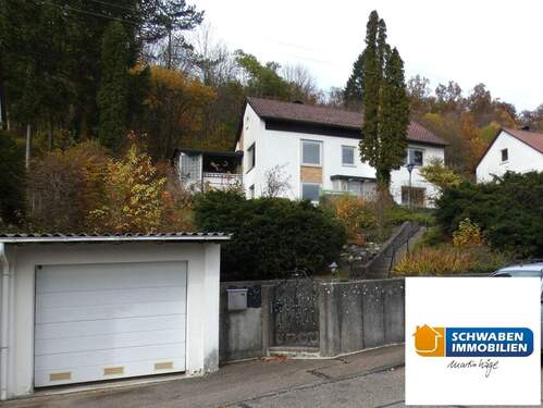 Straßenansicht - IDYLLISCH GELEGEN: Haus mit 6 Zimmern und Garage auf großem Grundstück in Heidenheim zu verkaufen!