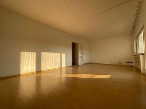 Wohnzimmer - Zentrale großzügige 2-Zi. Wohnung mit sonnigem Balkon in S-West