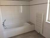 Bad große Wanne und Handtuchtr - 3 Zimmer Etagenwohnung zur Miete in Markt Schwaben
