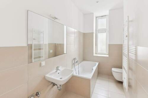 Badezimmer (Beispiel) - Etagenwohnung mit 90,80 m² in Berlin zum Kaufen