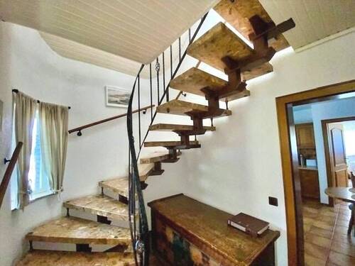 Die sanft geschwungene Treppe erschließt den oberen Wohnbereich - 