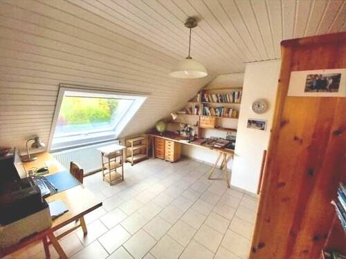 Das große Dachfenster sorgt für ausgezeichnete Lichtverhältnisse - 