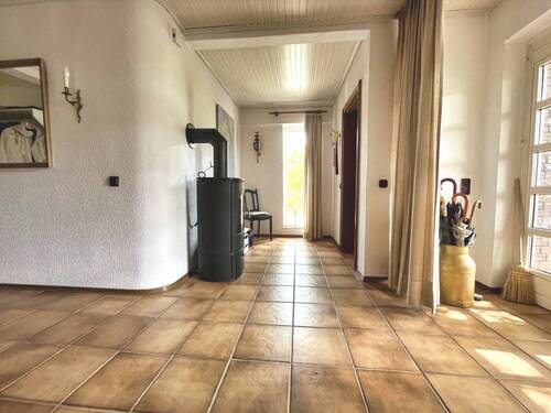 Stilvoller Eingangsbereich mit elegantem Ofen - 