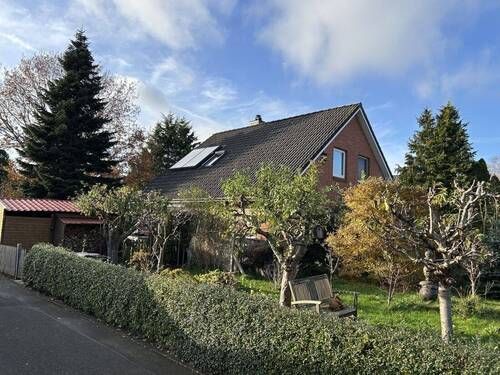 Gartenansicht - Schönes Einfamilienhaus mit Garage und Gartenpool incl. Überdachung