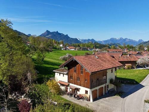 Blick zum Haus - Samerberger sonniger Logenplatz - inklusive Panoramablick - Weite fühlen - Ruhe finden