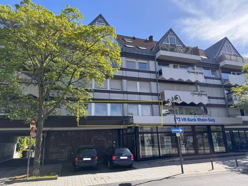 Strassenansicht - Großzügige 3-Zimmerwohnung mit Balkon und neuen Fenstern !
