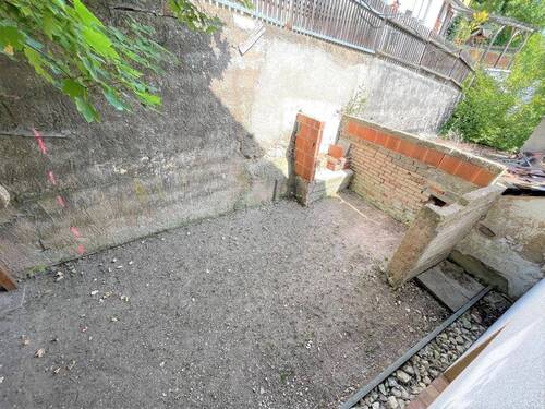 Hinter dem Gebäude - 