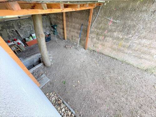 Hinter dem Gebäude - 