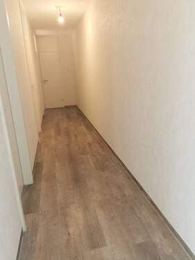 Flur mit Blick zum Abstellraum - 