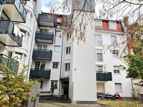 Hausansicht - Gut geschnittene 4-Zimmer-Wohnung in Fürth