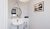 Modern gefliestes Gäste-WC im Erdgeschoss - Doppelhaushälfte mit 113,40 m² in Großpösna zum Kaufen