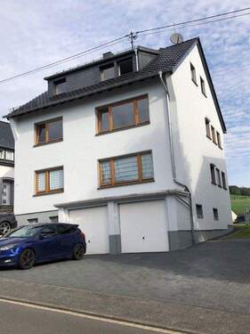 Hausansicht Front - Freistehendes Mehrfamilienhaus mit zusätzlich bebaubarer Grundstücksfläche - provisionsfrei -