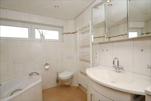 Tageslicht-Bad mit Wanne & Dusche - 