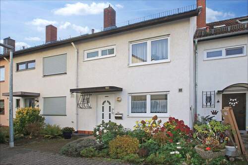 Vorderansicht des Hauses - Sehr gepflegtes Reihenhaus mit Sonnengarten in beliebter Lage von Mannheim-Rheinau! Bezugsfrei!