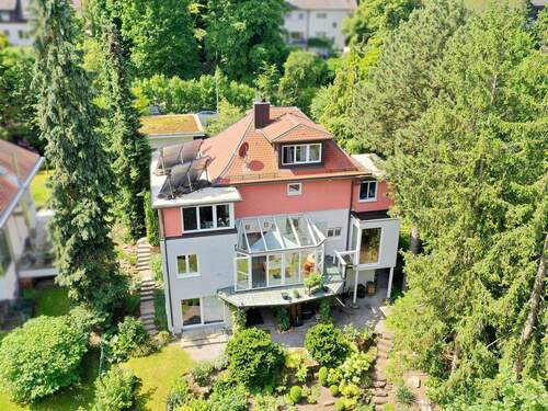 Hausansicht vom Garten aus der Vogelperspektive - 7 Zimmer Einfamilienhaus zum Kaufen in Gerlingen