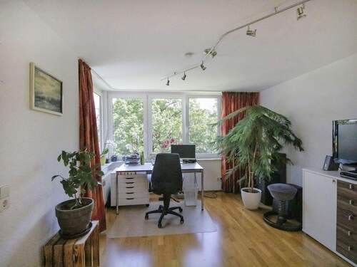 Schönes, helles Schlaf- und Arbeitszimmer mit großen Fenstern zum Garten - 