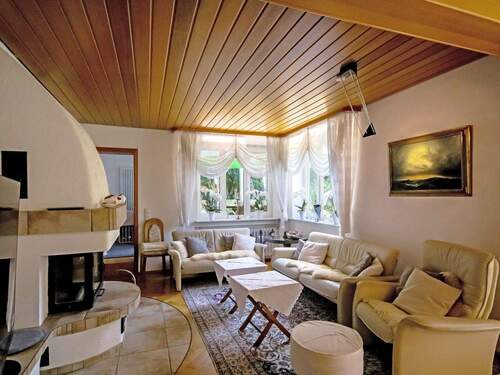 Gemütliche Atmosphäre im Wohnzimmer mit Kamin - 