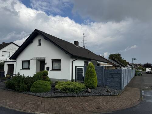 Straßenansicht 1 - Altersgerecht, gepflegt und pflegeleichter Garten!