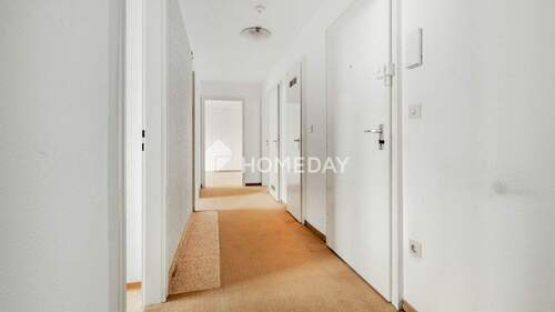 Flur 1 - Renovierungsbedürftige 3-Zimmer-Wohnung mit zwei Loggien und optionalem Tiefgaragenstellplatz