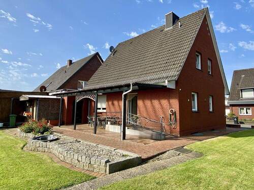 Rückansicht mit überdachter Terrasse - 4 Zimmer Einfamilienhaus in Fürstenau