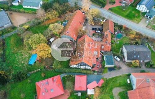 Anwesen aus der Vogelperspektive - Mehrfamilienhaus, Wohnhaus mit 720,00 m&sup2; in Bad Münder am Deister / Nienstedt zum Kaufen