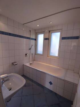 Bad_3.JPG - FÜR SINGLES ODER EIN PAAR: 2-Zimmer-Wohnung mit großem Balkon